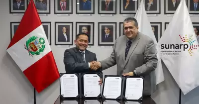 Presidente de Sunarp y viceministro del Minedu durante la firma del convenio.