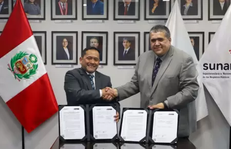 Presidente de Sunarp y viceministro del Minedu durante la firma del convenio.