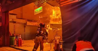 Incendio consumi� 4 puestos de galer�a comercial