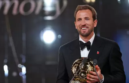 Harry Kane con el trofeo del Bal�n de Oro 2026.