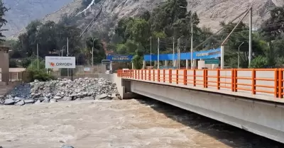 Vecinos de Chaclacayo temen colapso de puente Huampan�