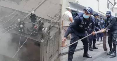 Controlan incendio en Cercado de Lima.