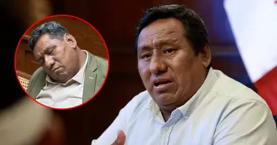 Senador Hugo Ccahuana se qued� dormido en el Congreso