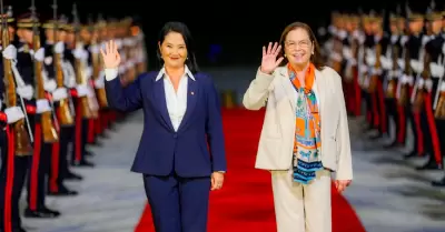 La mandataria fue recibida por la canciller salvadore�a.