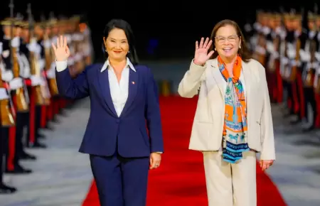 La mandataria fue recibida por la canciller salvadore�a.