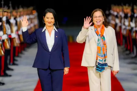 La mandataria fue recibida por la canciller salvadore�a.