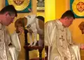 Sacerdote conmueve al compartir el altar con su perrita durante toda la misa: "Amor al pr�jimo"