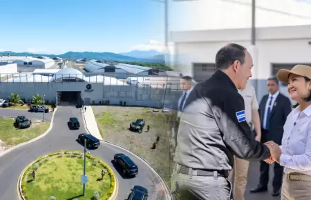 La mandataria realiza una visita oficial en el CECOT.