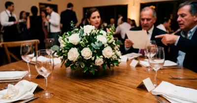 Novios cobran a sus invitados que faltaron a la boda.