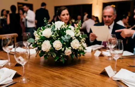 Novios cobran a sus invitados que faltaron a la boda.