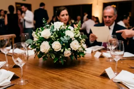 Novios cobran a sus invitados que faltaron a la boda.