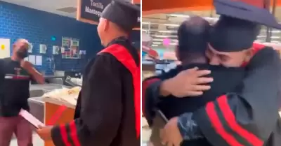 Joven graduado celebra junto a su padre.