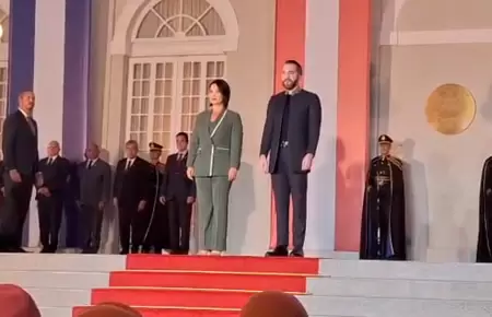 La mandataria fue recibida por Bukele en la Casa Presidencial.